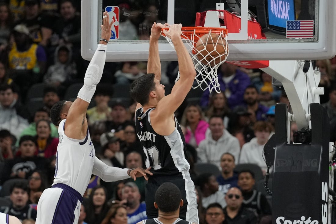 LeBron James scores 39 as Lakers best Spurs