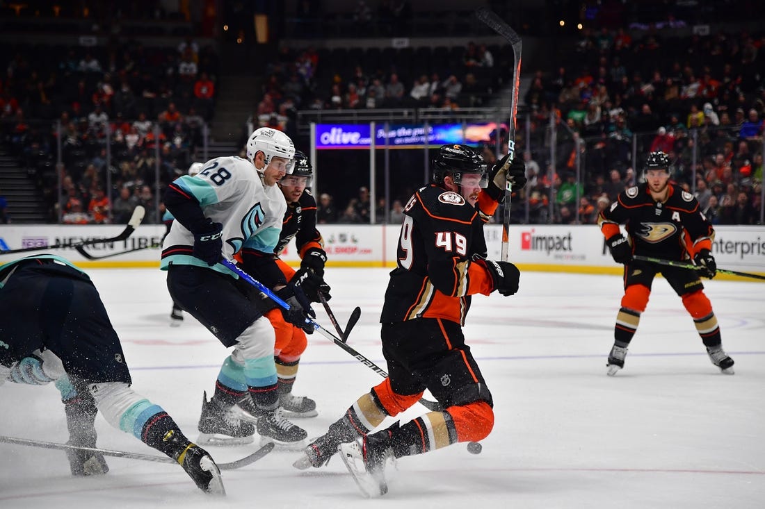 NHL News: Rookie Matty Beniers helps Kraken squeak past Ducks