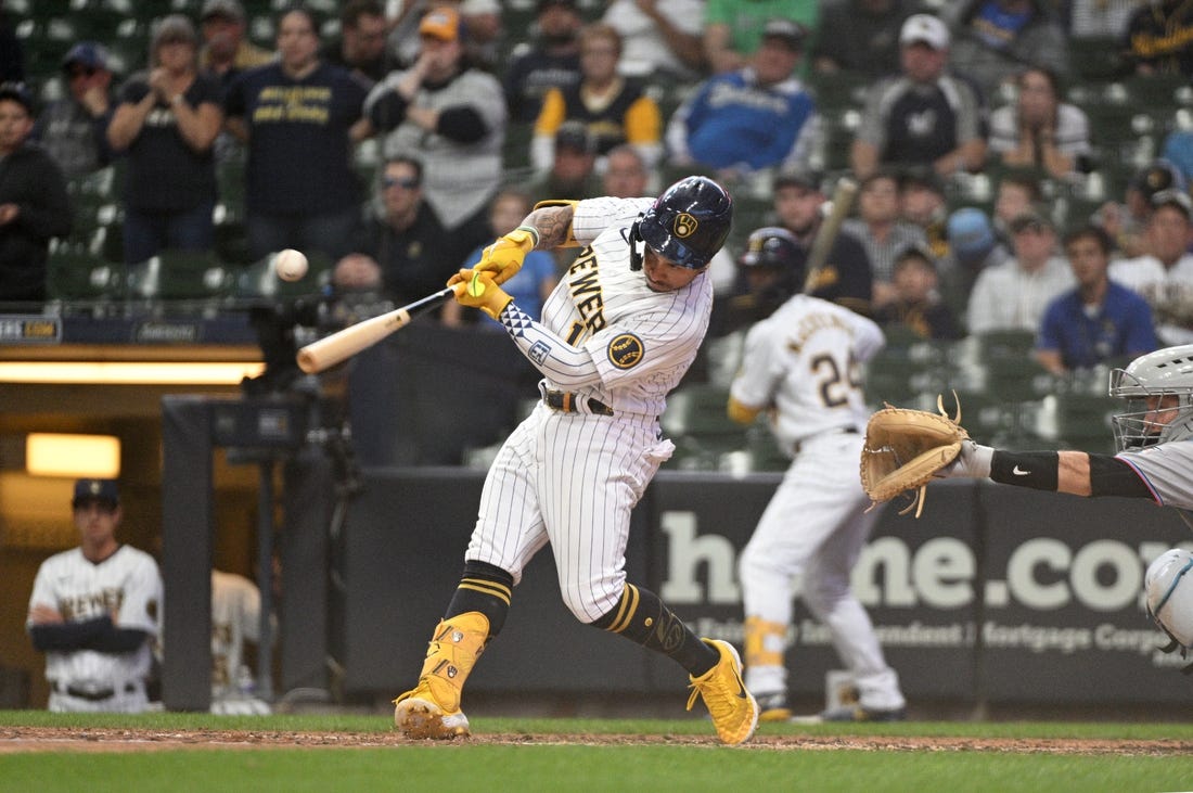 MLB News: Mariners agree to trade OF Jesse Winker to Brewers for 2B Kolten Wong