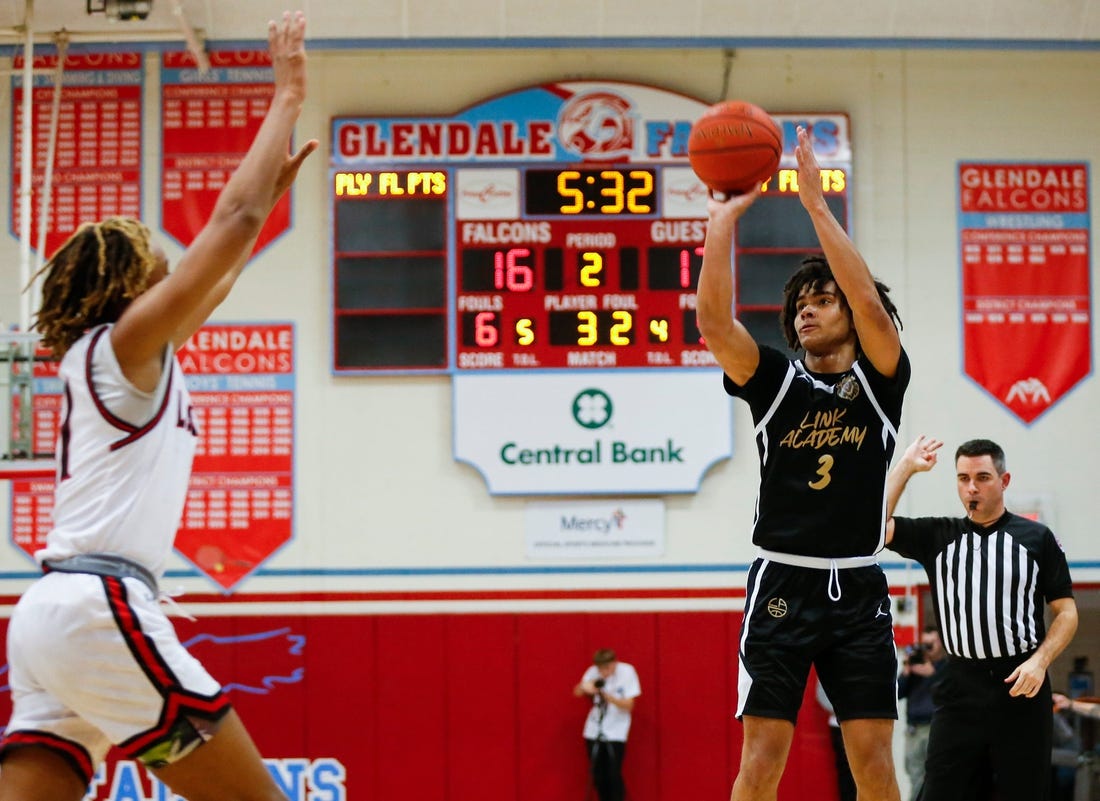 PG Elliot Cadeau, top ’24 recruit, commits to UNC