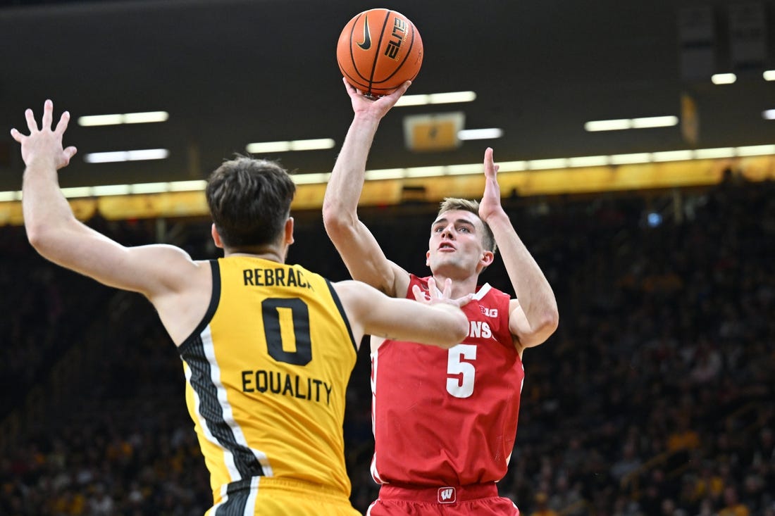No. 15 Wisconsin faces W. Michigan, aims to extend win streak