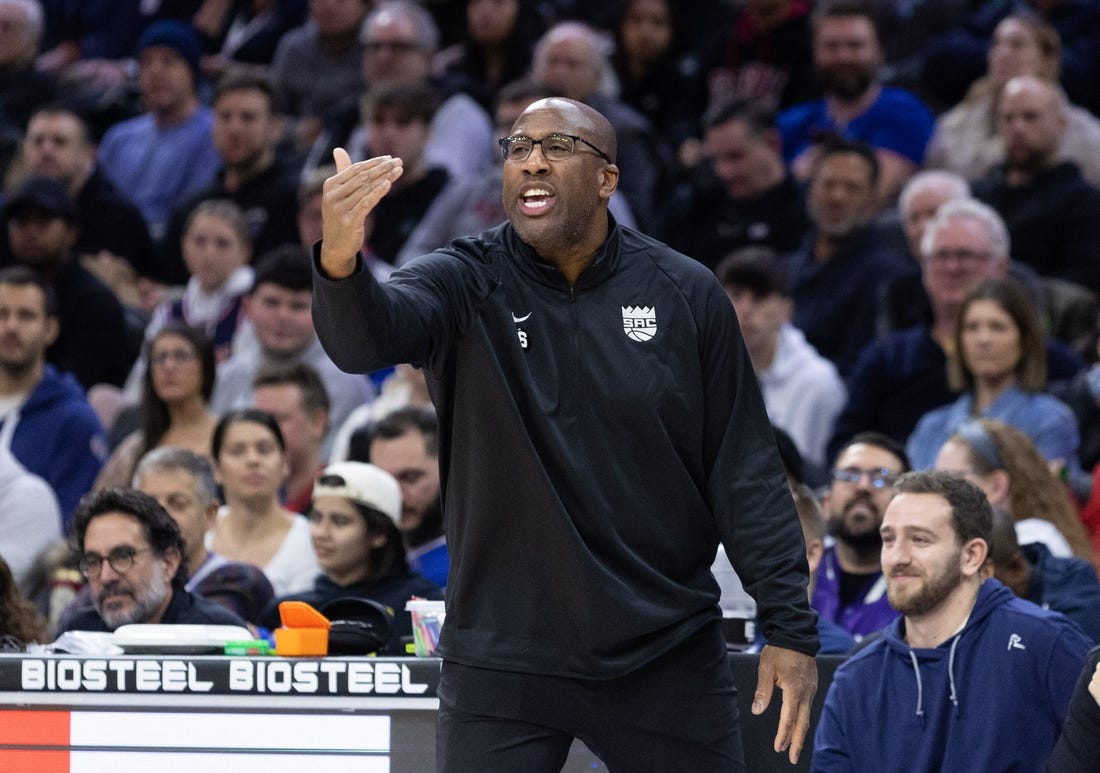 Kings coach Mike Brown enters NBA health and safety protocol