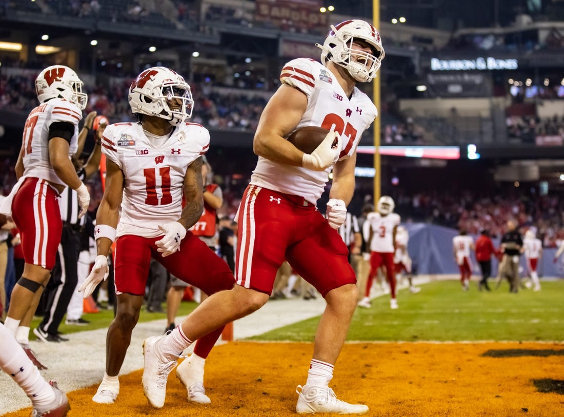 NCAAF News: Wisconsin runs over Oklahoma State in Guaranteed Rate Bowl