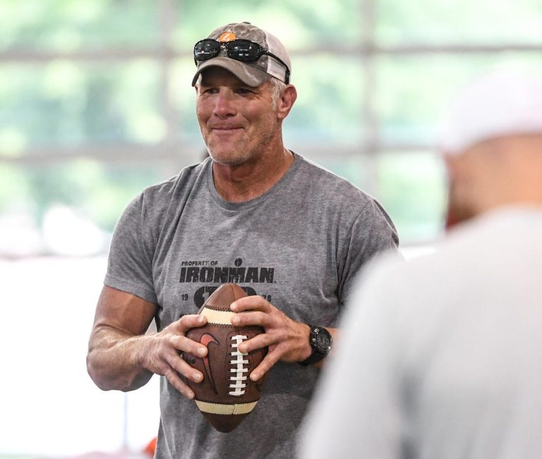 NFL News: Reports: Brett Favre filings suits, seeking dismissal in welfare case