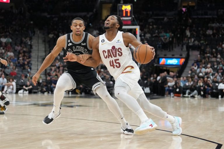 Sputtering Spurs visit streaking Cavaliers