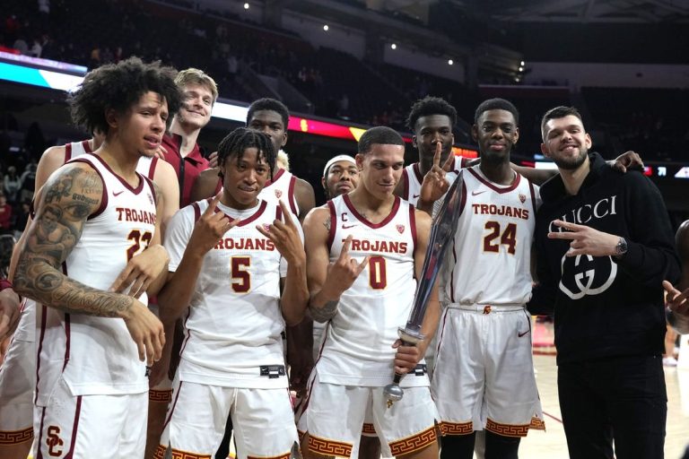 Southern California brings 4-game winning streak to Oregon