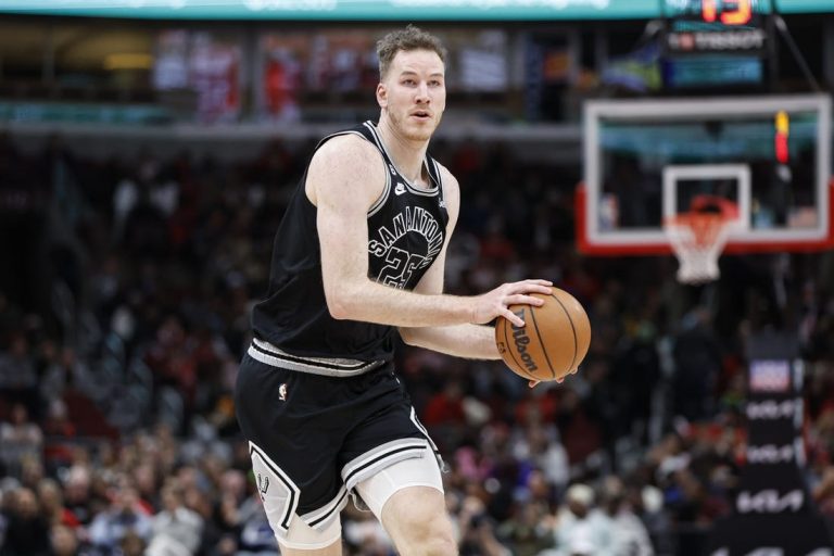 Raptors reacquire C Jakob Poeltl from Spurs