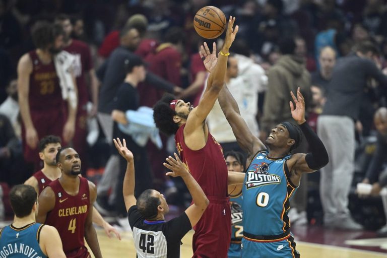 Despite being without star duo, Cavs rout Pistons