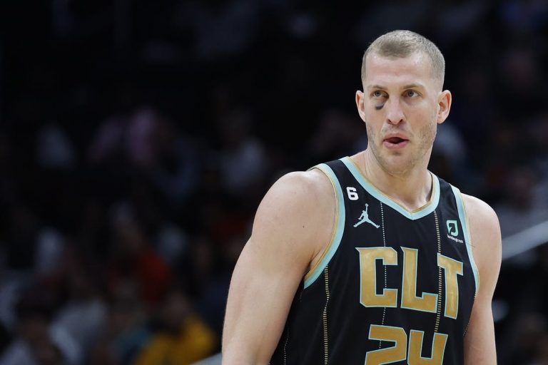 Reports: Clippers trade Reggie Jackson for Mason Plumlee