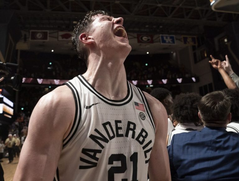 Top 25 roundup: Vandy stuns No. 6 Vols with last-second trey