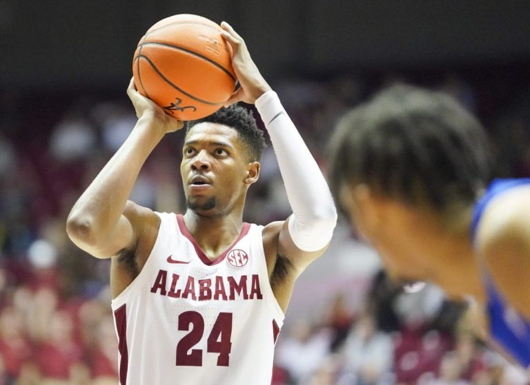 No. 3 Alabama brings 11-0 SEC mark to rival Auburn