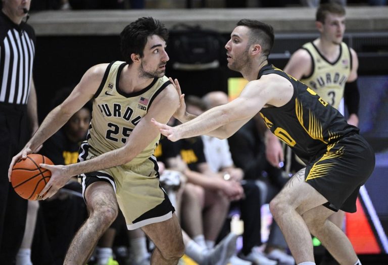 Braden Smith (24 points), No. 1 Purdue stave off Iowa rally