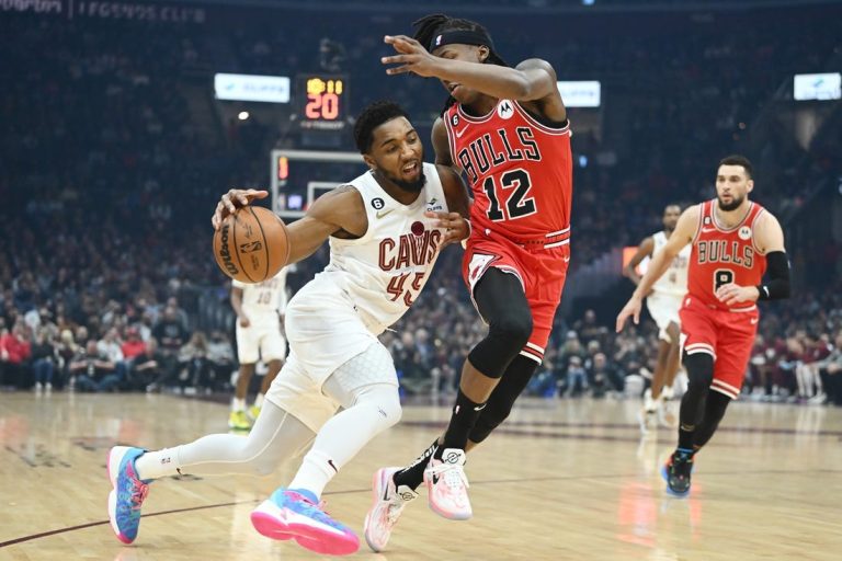 Cavs dominate 4th quarter to beat Bulls, win sixth straight