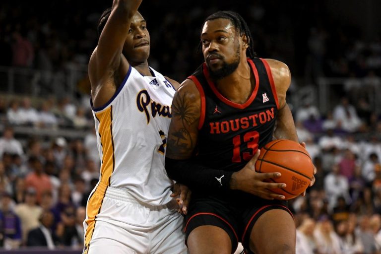 No. 1 Houston clinches AAC by pummeling East Carolina