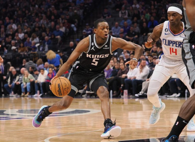 De’Aaron Fox scores 33, Kings top Clippers for 5th straight win