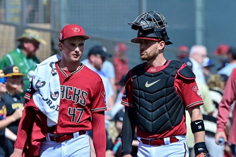 MLB News: D-backs C Carson Kelly fractured forearm on HBP