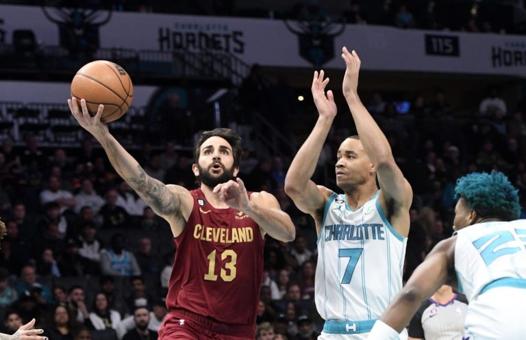 Cavaliers complete mini-road sweep of Hornets