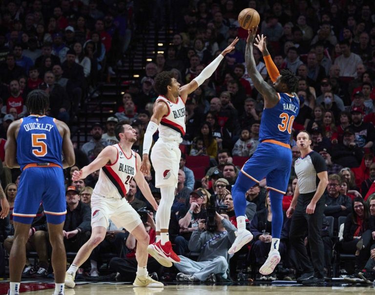Knicks storm back in Portland to keep pace in East