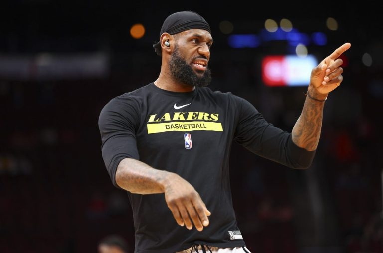 LeBron James (foot) upgraded to questionable vs. Bulls