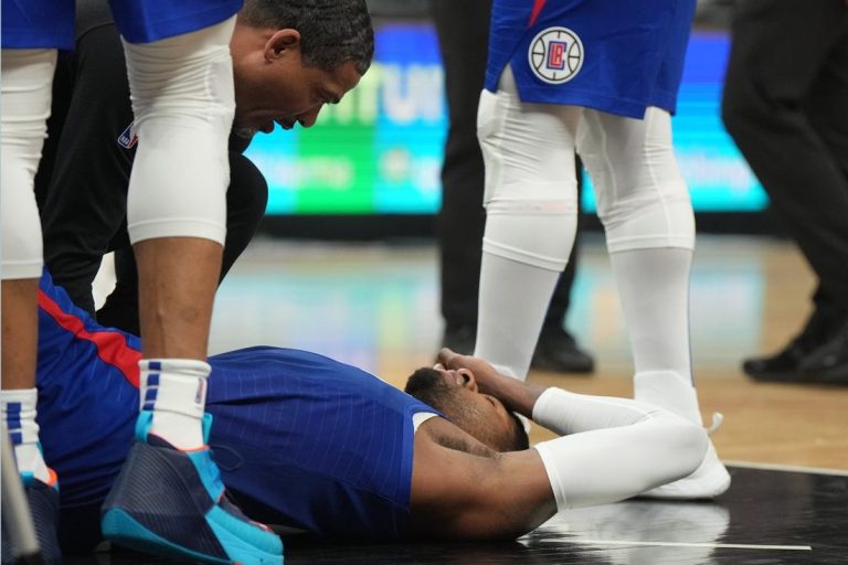 Clippers’ Paul George exits with apparent knee injury