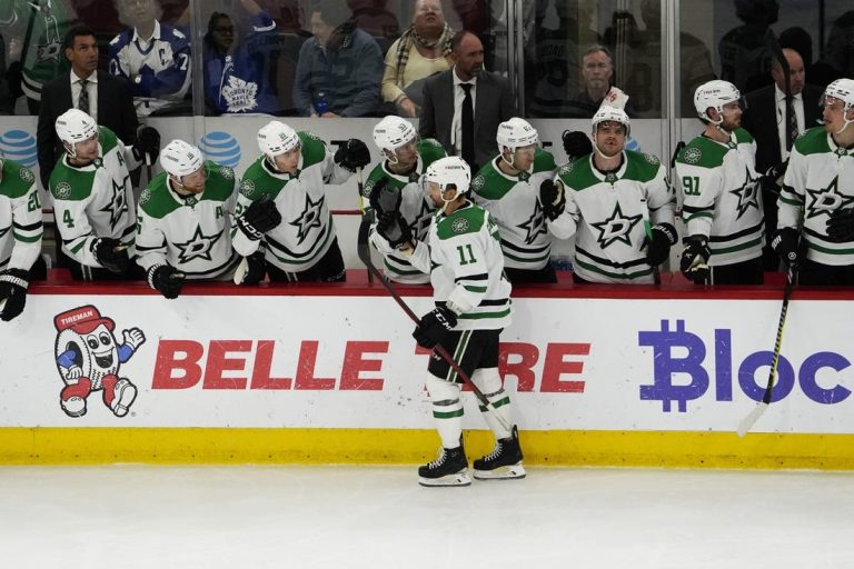 NHL News: Stars blast Blackhawks, tighten Central race