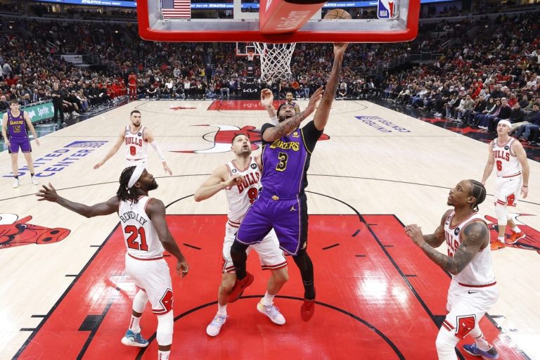 Anthony Davis, LeBron James power Lakers past Bulls