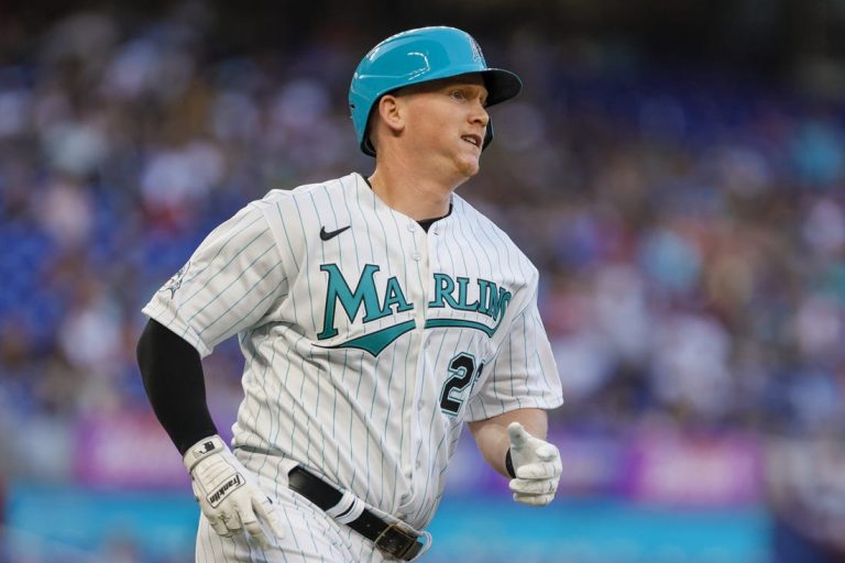 MLB News: MLB roundup: Marlins manager Skip Schumaker gets first win
