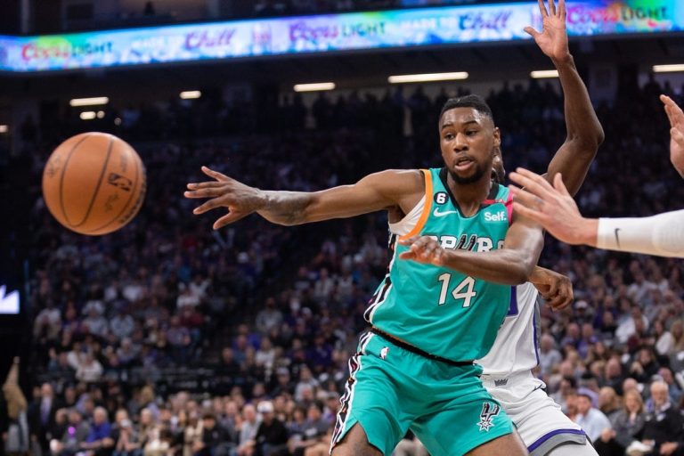 Doug McDermott stars in OT as Spurs top Kings