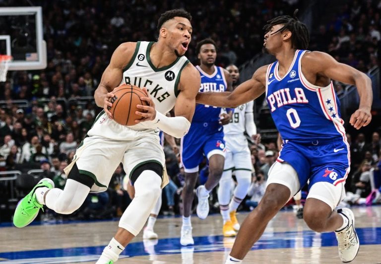 Giannis Antetokounmpo, Bucks overwhelm 76ers