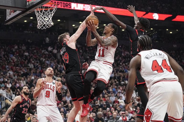 Bulls rally past Raptors, earn shot at Heat for playoff bid