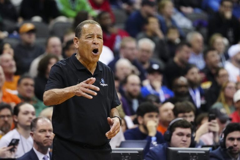 Report: Bucks interview Kelvin Sampson for opening