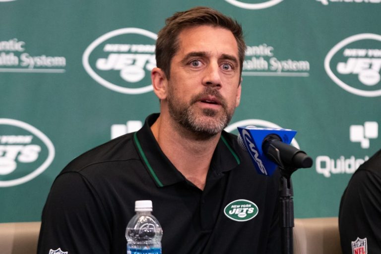 NFL News: Jets QB Aaron Rodgers sits with pre-practice calf injury