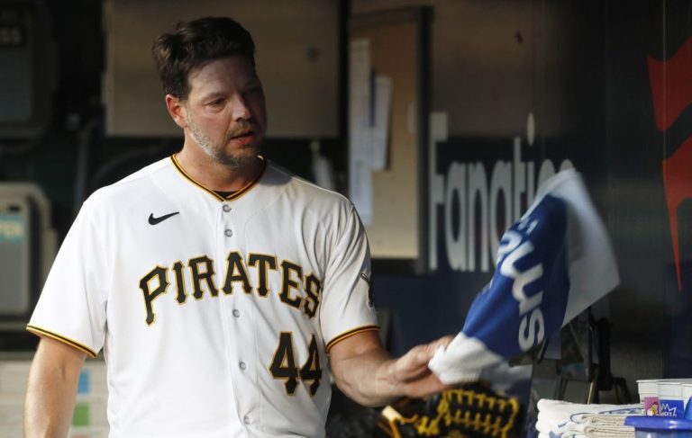 MLB News: Giants, Pirates turn to veterans in series opener