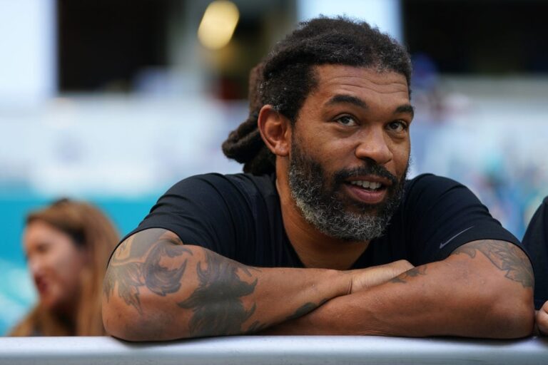 NFL News: Panthers honoring Julius Peppers, Muhsin Muhammad