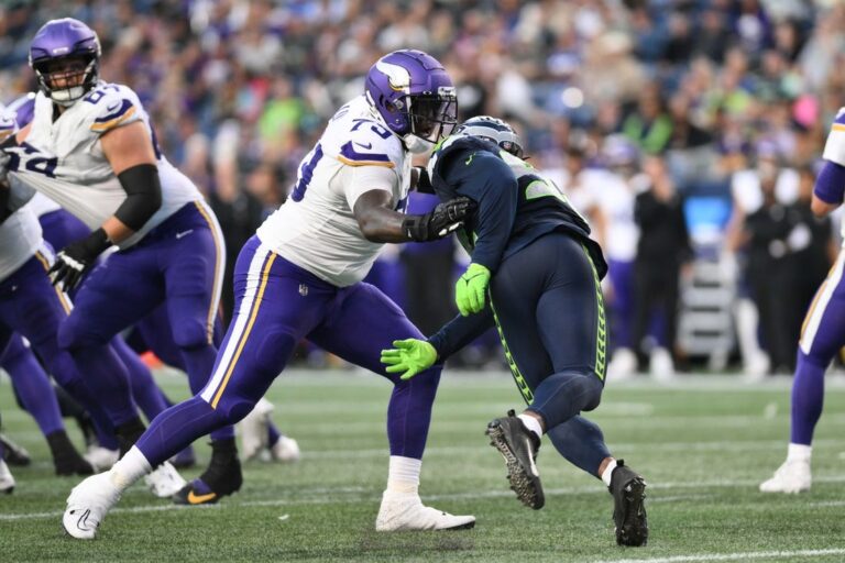 NFL News: Patriots acquire OL Vederian Lowe from Vikings