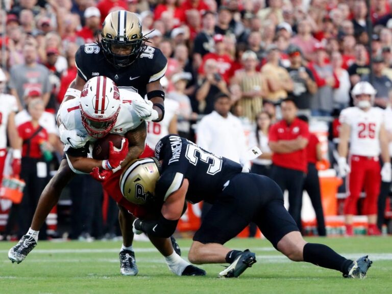 NCAAF News: Wisconsin ground game piles up 4 TDs in rout of Purdue