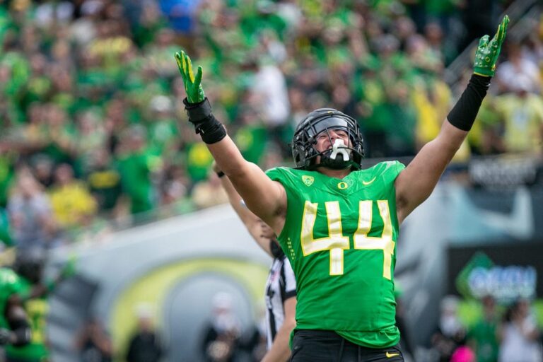 NCAAF News: No. 10 Oregon routs No. 19 Colorado, hands Coach Prime first loss