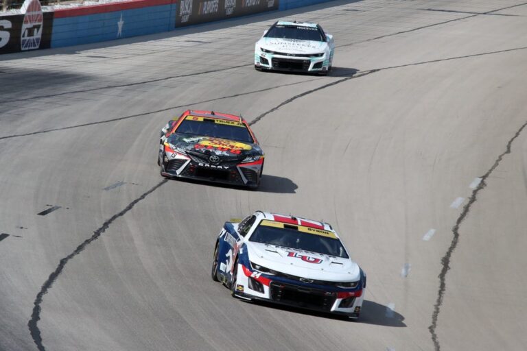 NAS News: William Byron outduels Bubba Wallace to win in Texas
