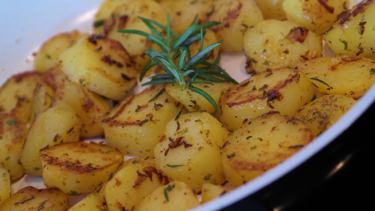Delicious garlic roasted potatoes recipe by CWEB
