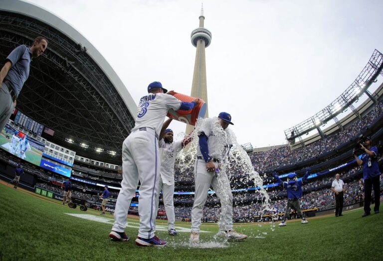 MLB News: Jays go for record-tying 10th straight home win vs. Giants