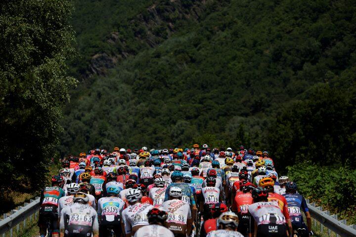 Tim Merlier uses late sprint to win Stage 9 at Tour de France