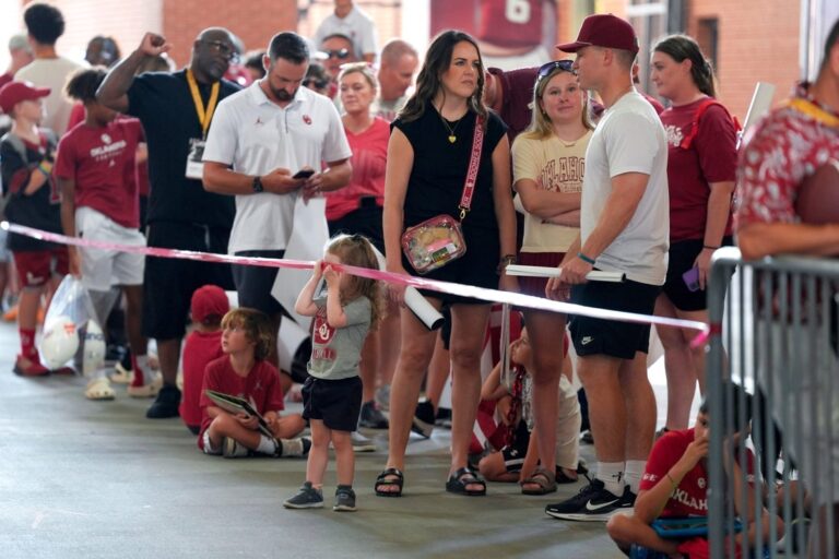 NCAAF News: Oklahoma selling fans press conference tickets for $700