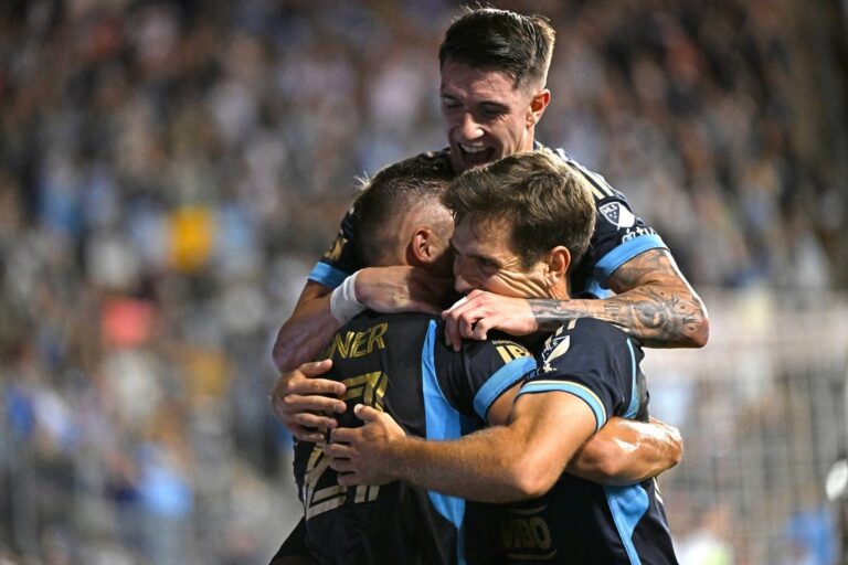 MLS News: Union overwhelm Fire in shutout