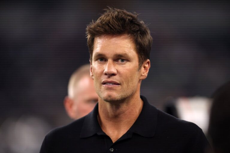 NFL News: From Raiders’ coaching booth, Tom Brady draws fans’ ire