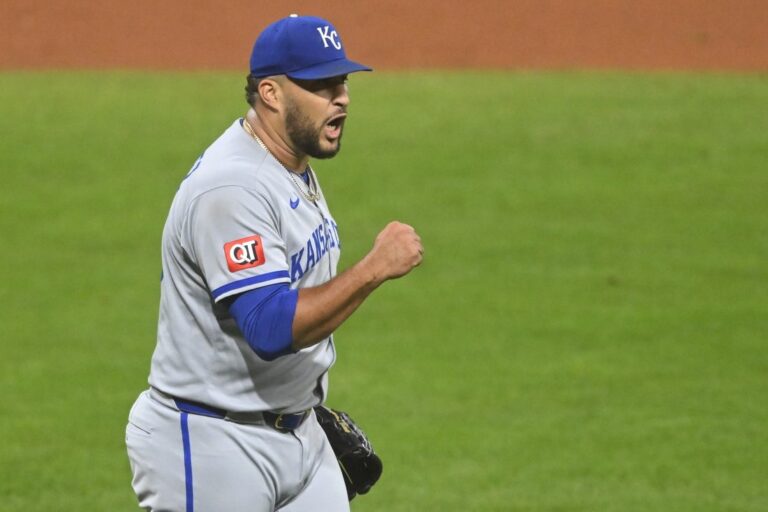 MLB News: Royals, relieved about skid-ending win, chase split with Guardians