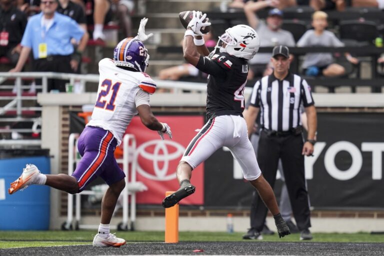 NCAAF News: Cincinnati rolls to 70-0 rout as Northwestern State overwhelmed again