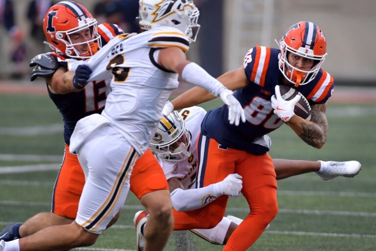 NCAAF News: Luke Altmyer, No. 9 Illinois rout Western Michigan 38-0
