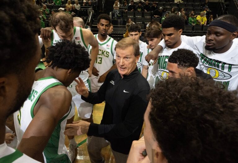 Oregon edges Hawaii in opener on late layup