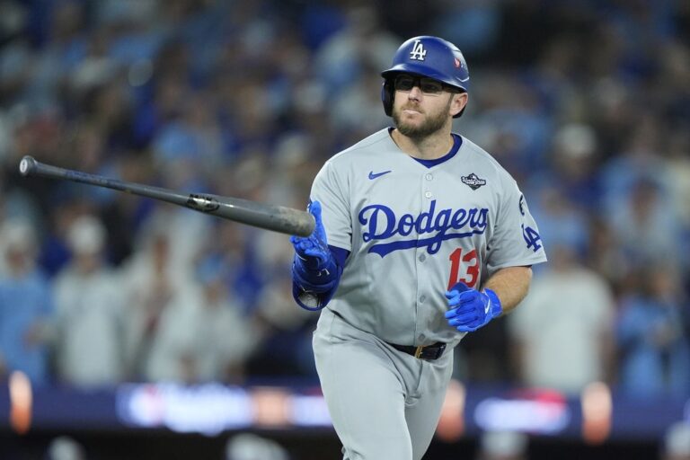 MLB News: Dodgers pick up options on 3B Max Muncy, LHP Alex Vesia