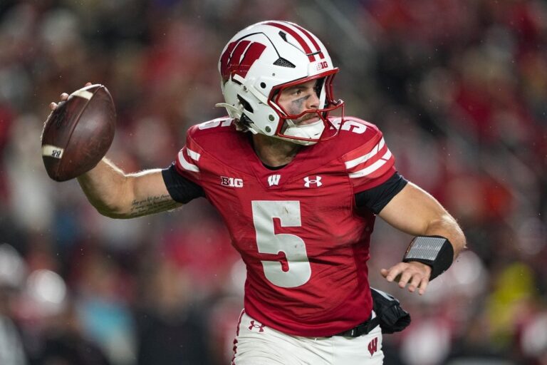 NCAAF News: Wisconsin upsets No. 23 Washington to snap 6-game skid